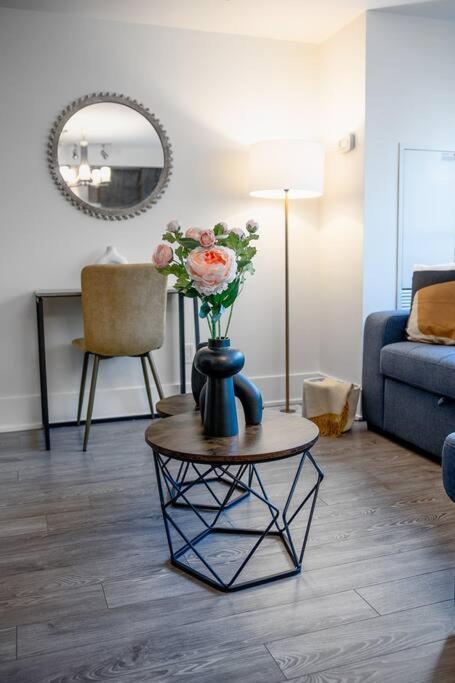 Chic 1-Br Condo; Parking Included; Downtown Core Toronto Exterior foto