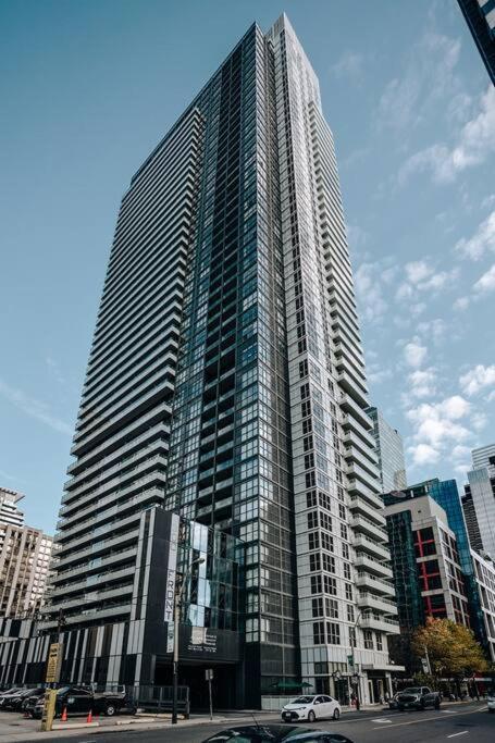 Chic 1-Br Condo; Parking Included; Downtown Core Toronto Exterior foto