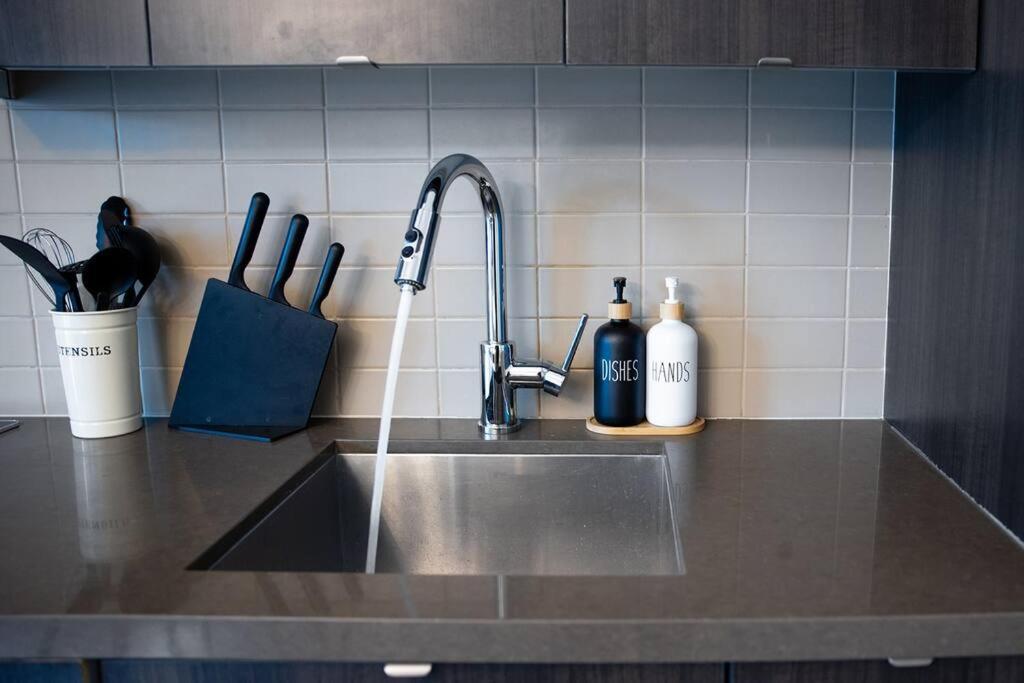 Chic 1-Br Condo; Parking Included; Downtown Core Toronto Exterior foto