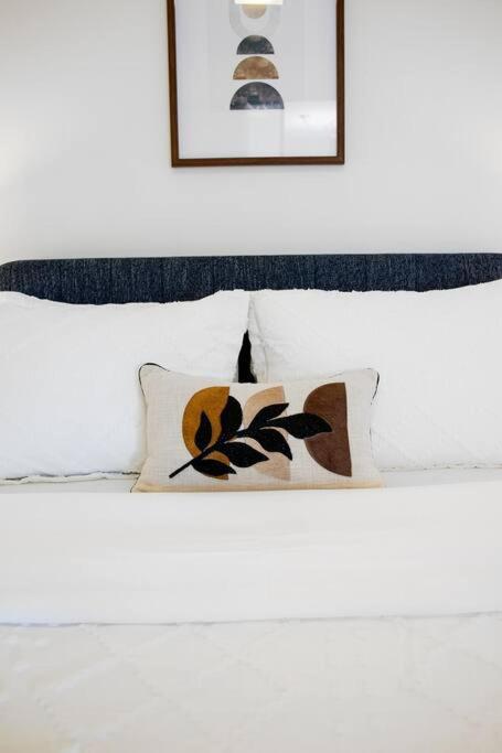 Chic 1-Br Condo; Parking Included; Downtown Core Toronto Exterior foto