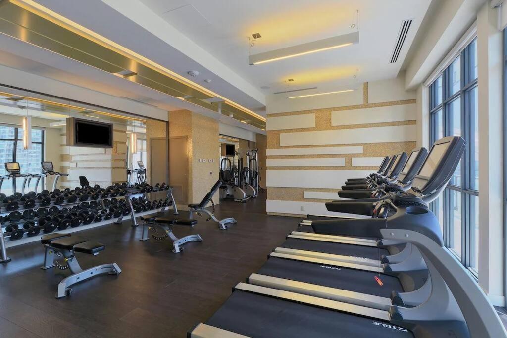 Chic 1-Br Condo; Parking Included; Downtown Core Toronto Exterior foto