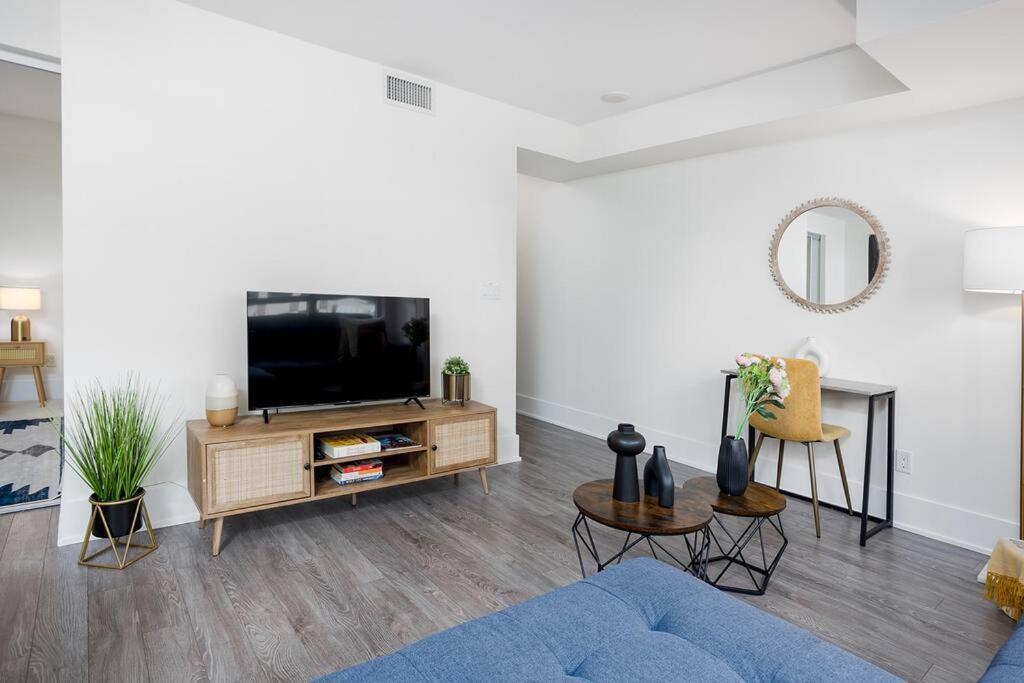Chic 1-Br Condo; Parking Included; Downtown Core Toronto Exterior foto