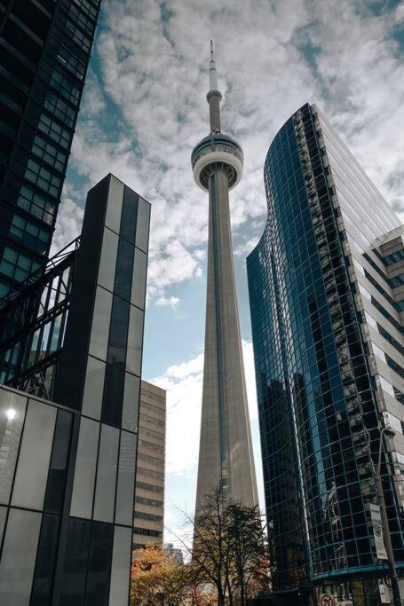 Chic 1-Br Condo; Parking Included; Downtown Core Toronto Exterior foto