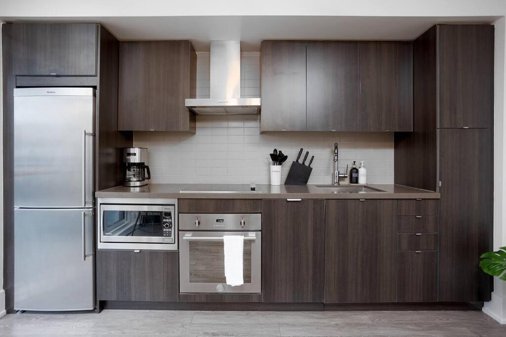 Chic 1-Br Condo; Parking Included; Downtown Core Toronto Exterior foto