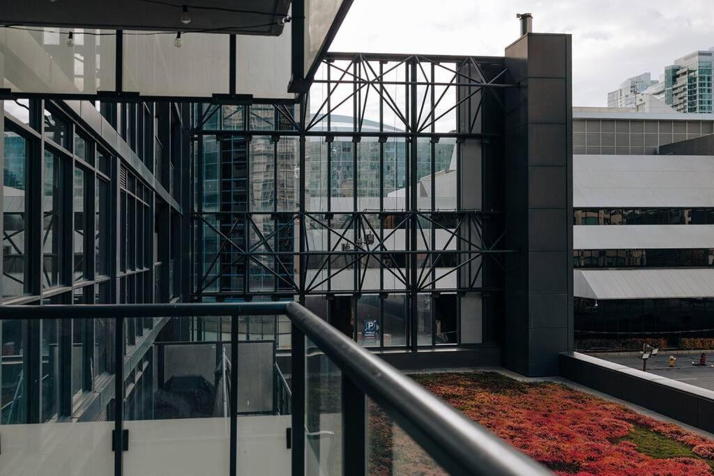 Chic 1-Br Condo; Parking Included; Downtown Core Toronto Exterior foto